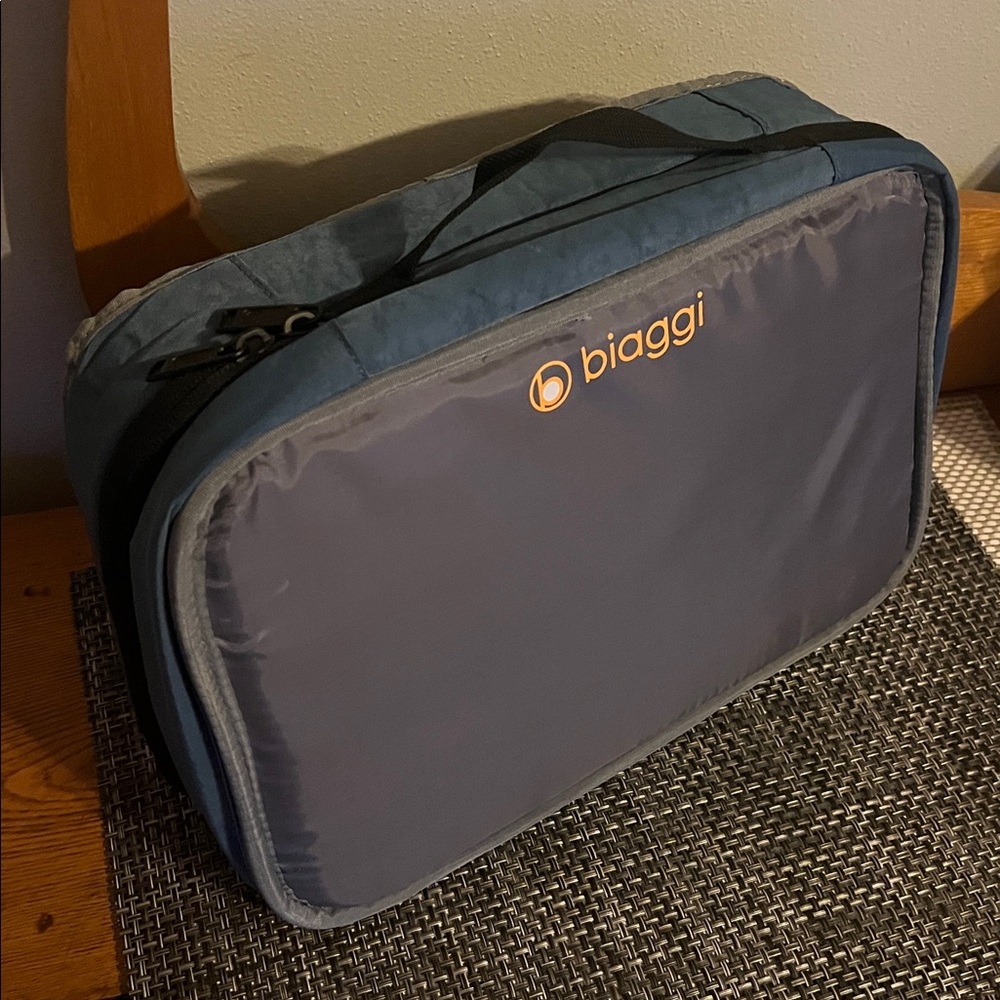 Biaggi Blue Travel Bag NWOT - Picture 3 of 9